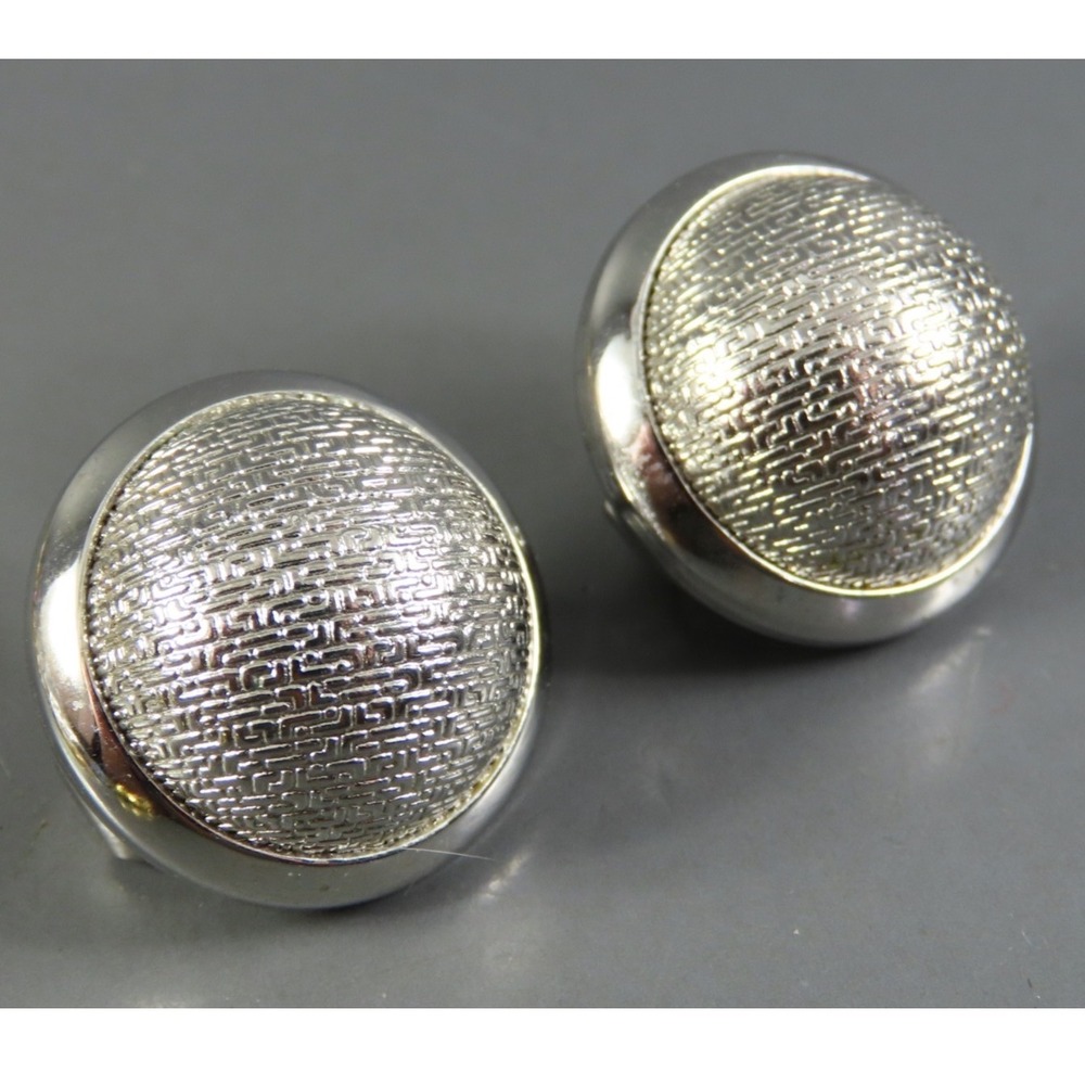 Vintage KRAMER CLIP ON EARRINGS Silver Tone Round Domed CROSS-HATCH CHAIN PRINT